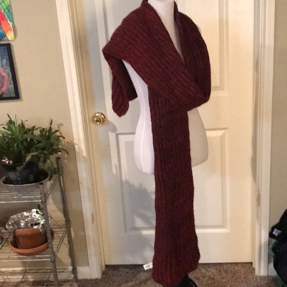 Burgundy gap scarf - Picture 2 of 3